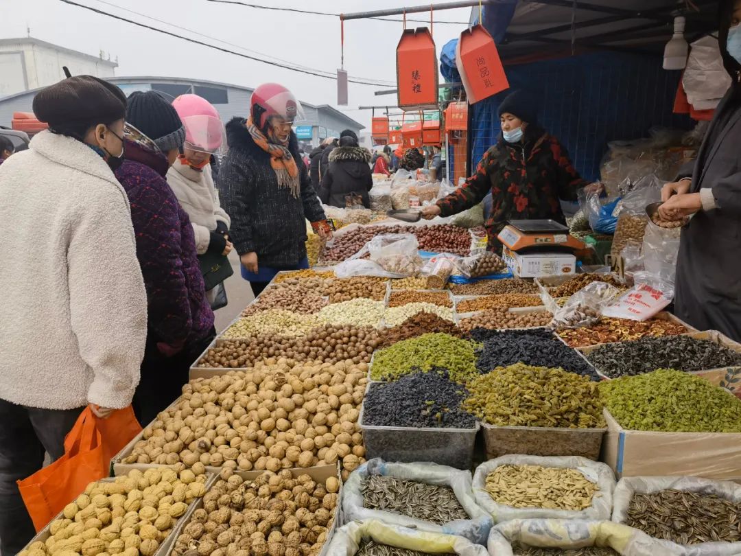 谁说年味淡了？多图实拍！藏在批发市场里的年味来啦~