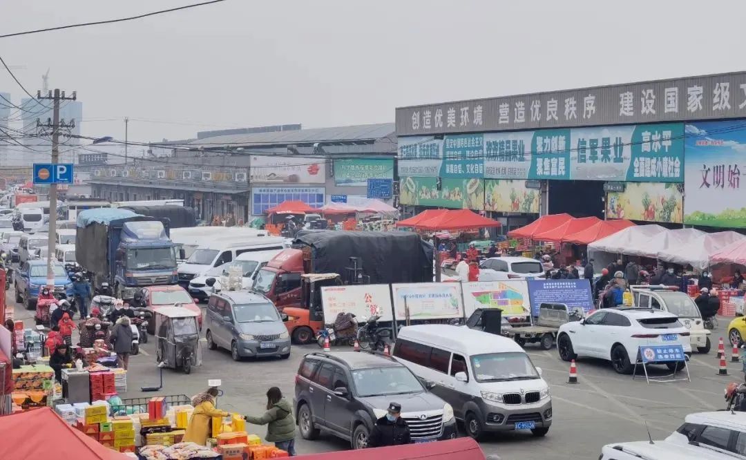 谁说年味淡了？多图实拍！藏在批发市场里的年味来啦~