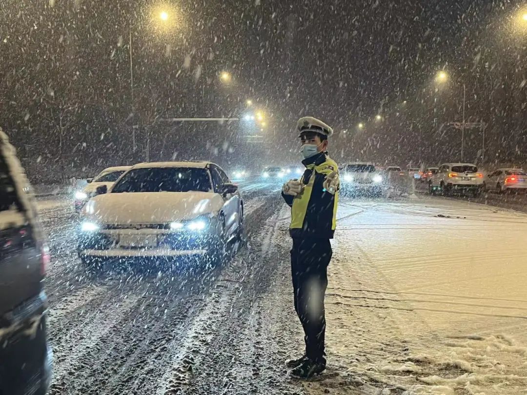 扫雪除冰,即刻行动! 扫雪除冰,即刻行动!
