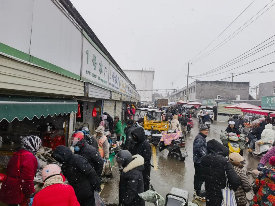 瑞雪迎丰年 | 节前市场年货如山人似海