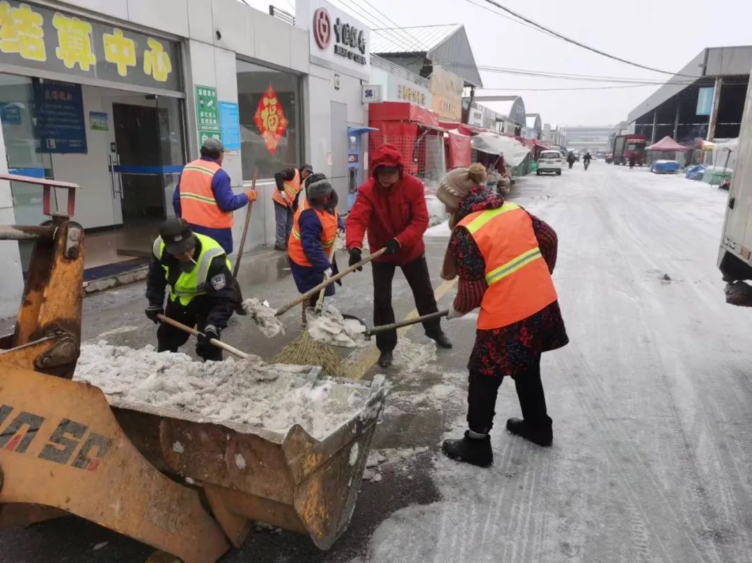 扫雪除冰齐上阵!全体行动保畅通! 扫雪除冰齐上阵!全体行动保畅通!