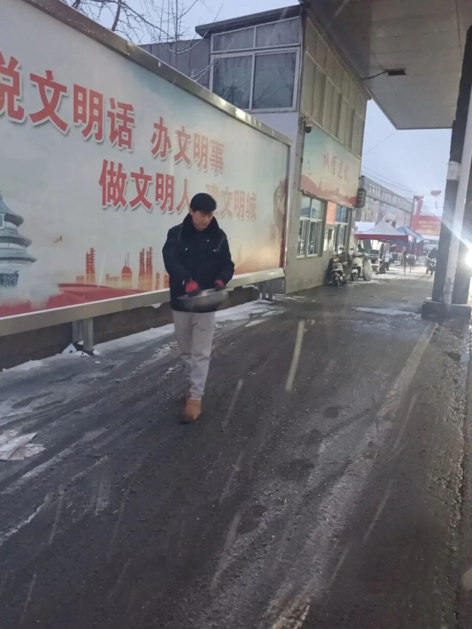 扫雪除冰,即刻行动! 扫雪除冰,即刻行动!